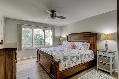 a bedroom with a bed and a window at Wonderful luxury condo with great golf views K Bed Beach gear & bike rentals in Hilton Head Island