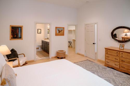 Katil atau katil-katil dalam bilik di Beautiful And Spacious Home - Walk To Lake & Beach