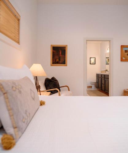 Katil atau katil-katil dalam bilik di Beautiful And Spacious Home - Walk To Lake & Beach