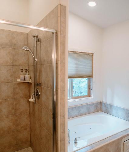 Bilik mandi di Beautiful And Spacious Home - Walk To Lake & Beach