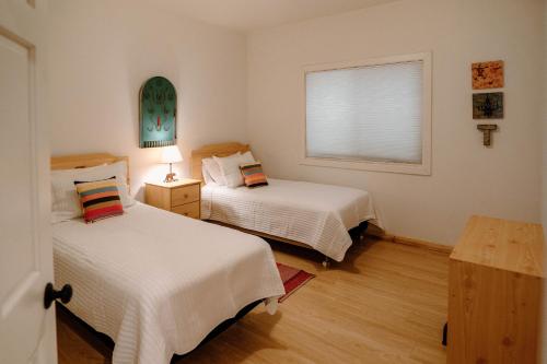 Katil atau katil-katil dalam bilik di Beautiful And Spacious Home - Walk To Lake & Beach
