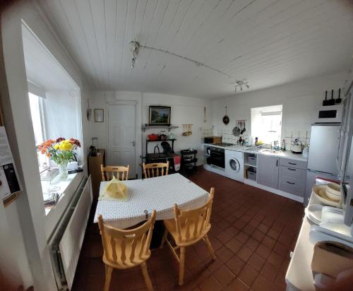 Kuchyň nebo kuchyňský kout v ubytování Quarvue Farmhouse, Unique house with views of Mournes and Cooleys
