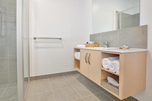 une salle de bain avec un lavabo et une douche dans l'établissement Robinvale Golf Club Resort, à Robinvale 
