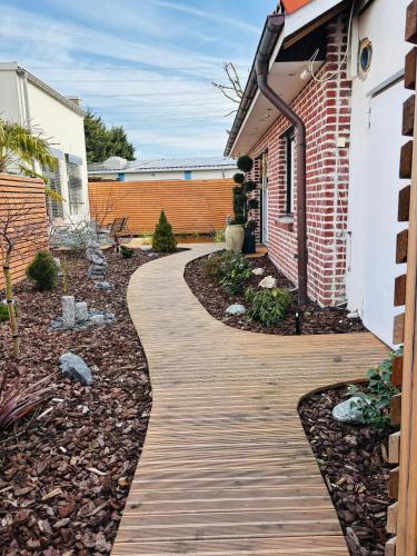 カールストにあるZentrale Lage, kostenlos Parken, ideal für Pendler, Kinder und Haustiere willkommen!!の木造家屋前通路