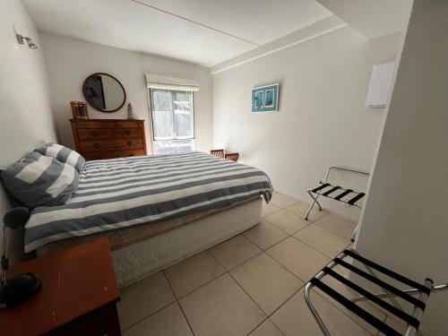 Katil atau katil-katil dalam bilik di Spectacular beachfront holiday home