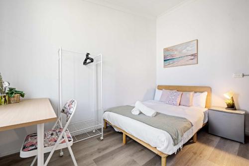 悉尼Classic Double Room - Quaint Place in South Hurstville - Shared Bathroom的一间带床和书桌的小卧室