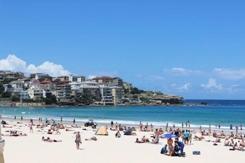 a group of people on a beach with the ocean at Classic Double Room - Quaint Place in South Hurstville - Shared Bathroom in Sydney