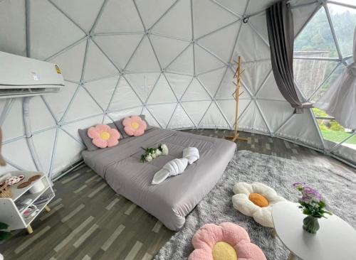 a room with two beds in a yurt at เดอะซัน แกลมปิ้ง in Ban Mae Na