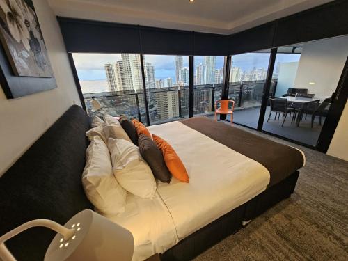 Ένα ή περισσότερα κρεβάτια σε δωμάτιο στο Circle On Cavill - Paradise Stayz