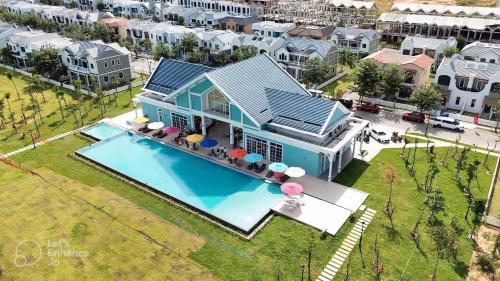 Bazén v ubytování JOYY Villa 4PN-3WC-5 giường NovaWorld Phan Thiết nebo v jeho okolí