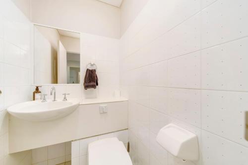 Un baño de Life's a Beach Pad