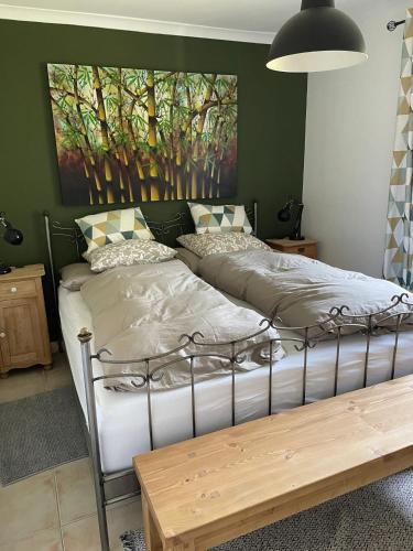 deux lits dans une chambre avec un tableau au mur dans l'établissement Villa spacieuse à Anduze avec piscine privée, à Générargues