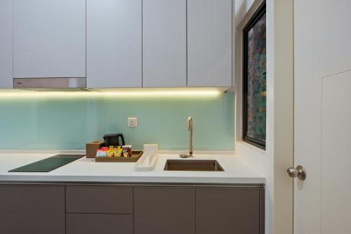 Kuchyň nebo kuchyňský kout v ubytování G Residence Sky Suite