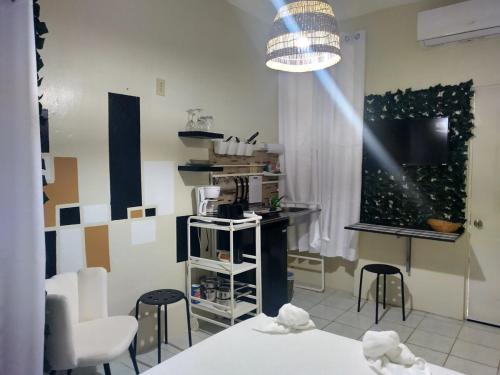 Kuchyň nebo kuchyňský kout v ubytování Boricua 3 Studio Apt C Air Conditioning Wi Fi