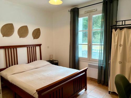 une chambre avec un lit et une fenêtre dans l'établissement Villa avec Piscine Privée, Jardin Clos et 3 Chambres - Saint Jean de Monts - FR-1-323-549, à Saint-Jean-de-Monts
