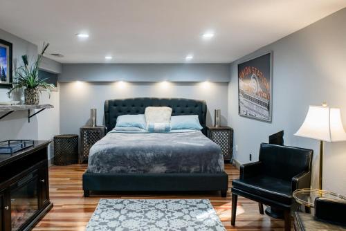 Ένα ή περισσότερα κρεβάτια σε δωμάτιο στο Designer Apartment in a Historic 1901 Downtown Area Mansion