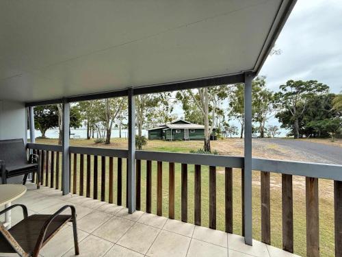 Burrum HeadsTop Level Unit With Gorgeous Waterviews的享有房子景致的屏蔽门廊