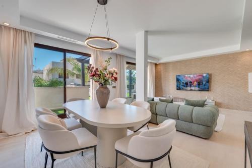 VACATION MARBELLA I The Sovereign Penthouse, New Furniture, Gated Complex, Large Communal Pool, 24h Security, 5min to Puerto Banus