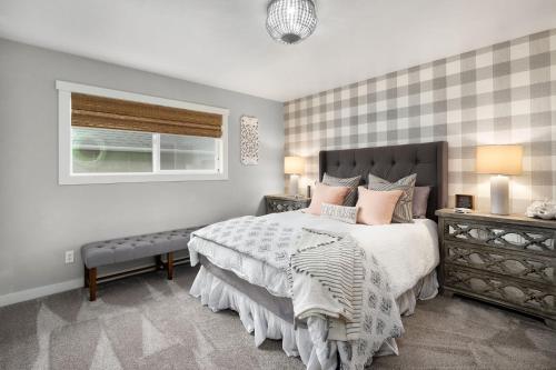 ein Schlafzimmer mit großem Bett und Fenster in der Unterkunft Beach Blessing in Cannon Beach