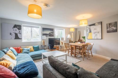 a living room with a couch and a table at Next To Park 3 Bedroom V CENTRAL in Cambridge