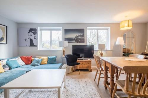 a living room with a blue couch and a table at Next To Park 3 Bedroom V CENTRAL in Cambridge