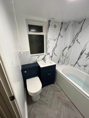 a bathroom with a toilet and a sink and a tub at Next To Park 3 Bedroom V CENTRAL in Cambridge