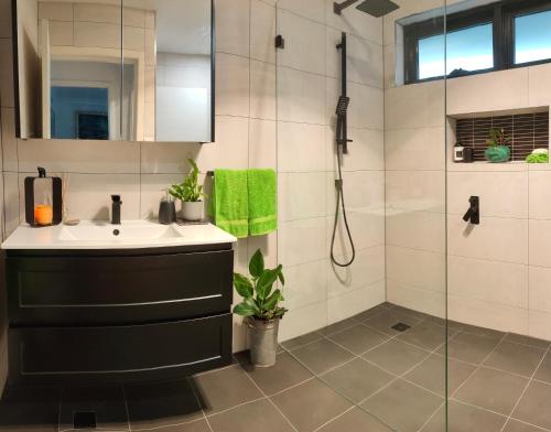 Ένα μπάνιο στο Forest Retreat on a Street