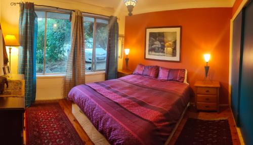 Ένα ή περισσότερα κρεβάτια σε δωμάτιο στο Forest Retreat on a Street