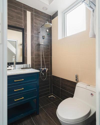 a bathroom with a toilet and a sink and a shower at La Cle' Đà Lạt in Da Lat