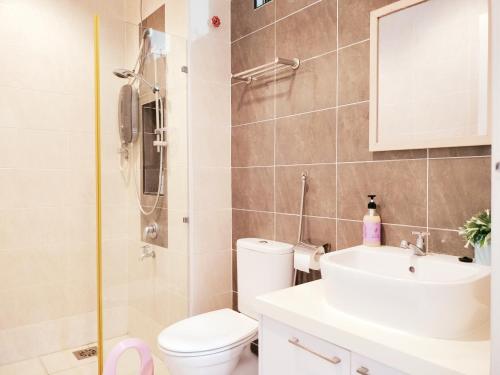 Un baño con inodoro, lavabo y ducha. en Delight Homestay The Platino, en Johor Bahru