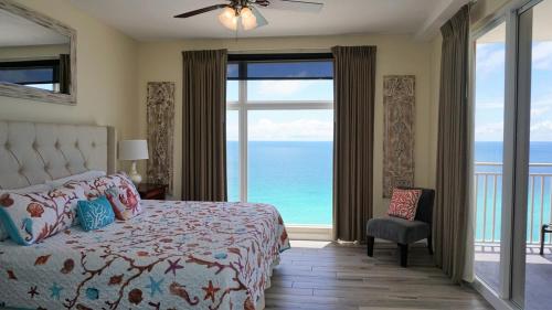 En eller flere senge i et værelse på Luxury 2BR 2BA Corner Unit with epic Ocean Front views