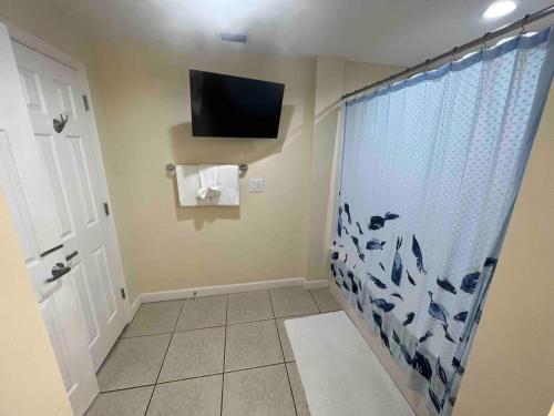 Et badeværelse på Luxury 2BR 2BA Corner Unit with epic Ocean Front views