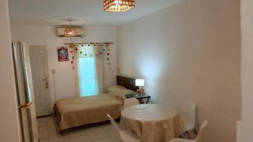 En eller flere senge i et værelse på Dpto Cabildo temporario con cochera incluida