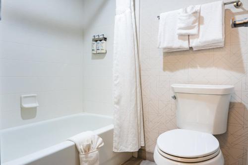 a bathroom with a toilet and a tub and a sink at Holiday Inn Express Frazer - Malvern by IHG in Frazer