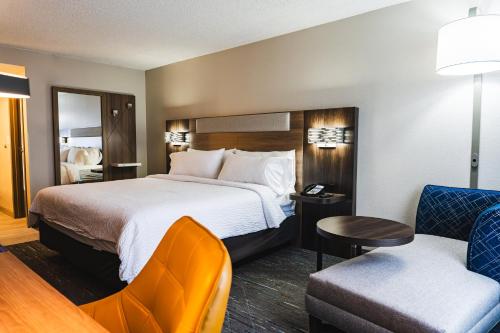 a hotel room with a bed and a chair at Holiday Inn Express Frazer - Malvern by IHG in Frazer
