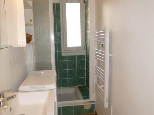 une salle de bain avec un lavabo et une douche avec une fenêtre dans l'établissement T3 pour 4 avec Parking à Balaruc-les-Bains - FR-1-571-66, à Balaruc-les-Bains