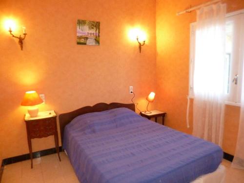 une chambre avec un lit avec une couette bleue et une fenêtre dans l'établissement T2 Confort avec Parking Proche Centre-ville - FR-1-571-70, à Balaruc-les-Bains