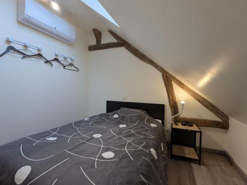 a bedroom with a bed with a tree design on it at Gîte à Chilleurs-aux-Bois, 4 pers., climatisation, parking - FR-1-590-566 in Chilleurs-aux-Bois