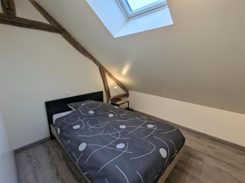 a bedroom with a bed in a attic at Gîte à Chilleurs-aux-Bois, 4 pers., climatisation, parking - FR-1-590-566 in Chilleurs-aux-Bois