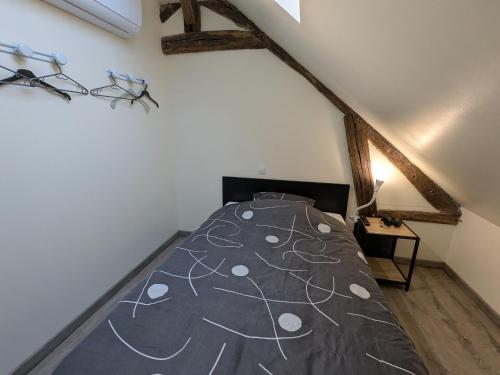 a bedroom with a bed in a attic at Gîte à Chilleurs-aux-Bois, 4 pers., climatisation, parking - FR-1-590-566 in Chilleurs-aux-Bois