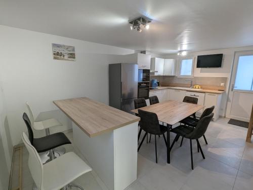 Gîte convivial avec climatisation, 4 chambres, terrasse, parking - 6 pers. - FR-1-590-567