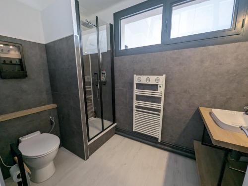 une salle de bain avec toilettes, douche et lavabo dans l'établissement Maison T4 110m² avec jardin clos, à 1500m de la plage - FR-1-797-60, à Port-la-Nouvelle