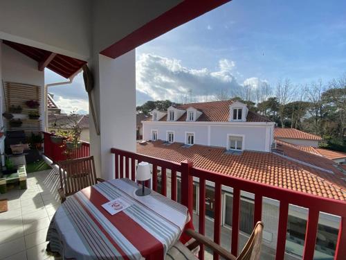 Spacieux Duplex en Centre-Ville avec Parking et Animaux Acceptés - FR-1-413-254