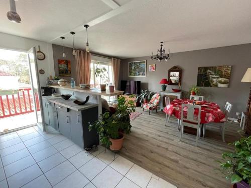 une cuisine et un salon avec une table et une salle à manger dans l'établissement Spacieux Duplex en Centre-Ville avec Parking et Animaux Acceptés - FR-1-413-254, à Capbreton