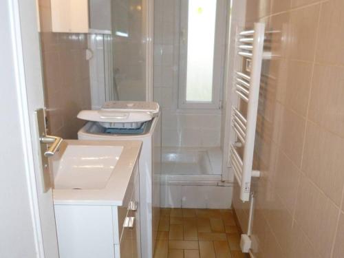 une petite salle de bain avec un lavabo et une douche dans l'établissement T3 cosy avec parking près du centre - FR-1-571-67, à Balaruc-les-Bains
