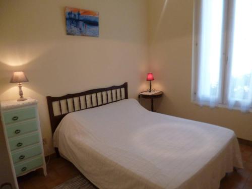 une chambre avec un lit, une commode et une fenêtre dans l'établissement T3 cosy avec parking près du centre - FR-1-571-67, à Balaruc-les-Bains