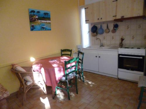 - une cuisine avec une table, une table et des chaises dans l'établissement T3 cosy avec parking près du centre - FR-1-571-67, à Balaruc-les-Bains