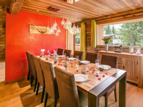 une salle à manger avec une longue table et des chaises dans l'établissement Chalet 4**** pour 10, spa, proche pistes La Clusaz - FR-1-304-303, à La Clusaz