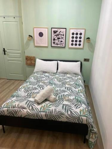 Cette petite chambre comprend un lit avec une couette blanche et verte. dans l'établissement Studio au cœur de Vieux-Port Marseille, à Marseille