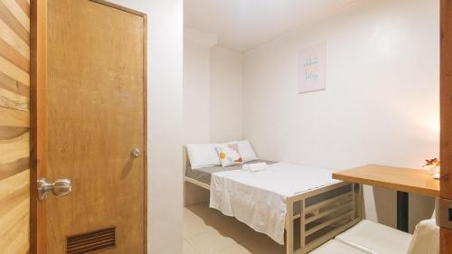 Postel nebo postele na pokoji v ubytování Cozy Cove Inn by RedDoorz